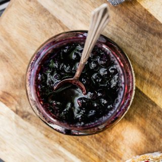Beerenkompott mit Butter und Minzsaft