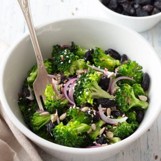 Broccolisalat mit Sesamdressing