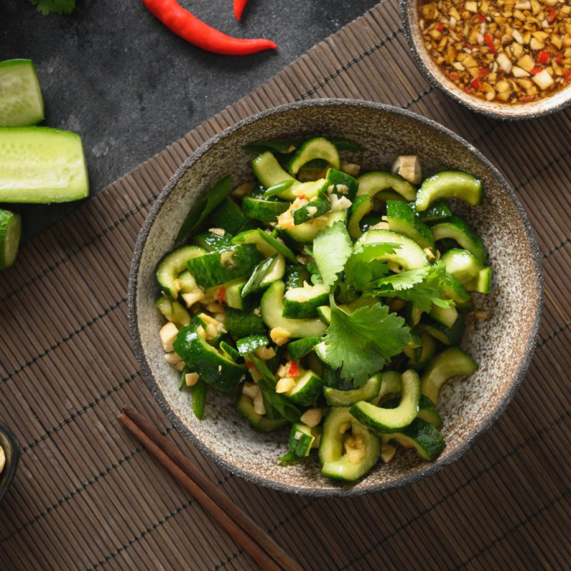 Asiatischer Gurkensalat mit Erdnüssen