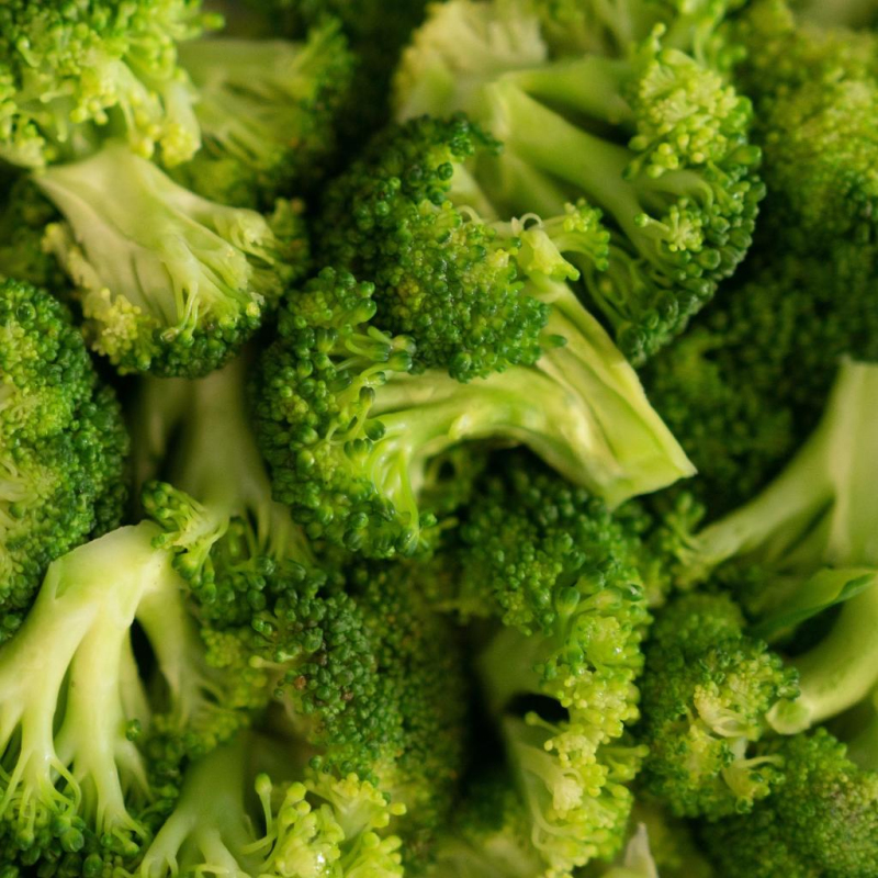 Knuspriger Parmesan auf gestampftem Broccoli