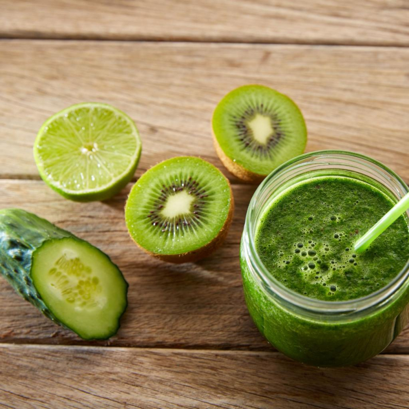 Grüner Smoothie mit Gurke, Kiwi und Limette
