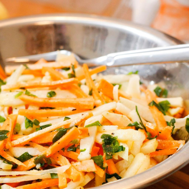 Sommersalat mit knackigem Kohlrabi