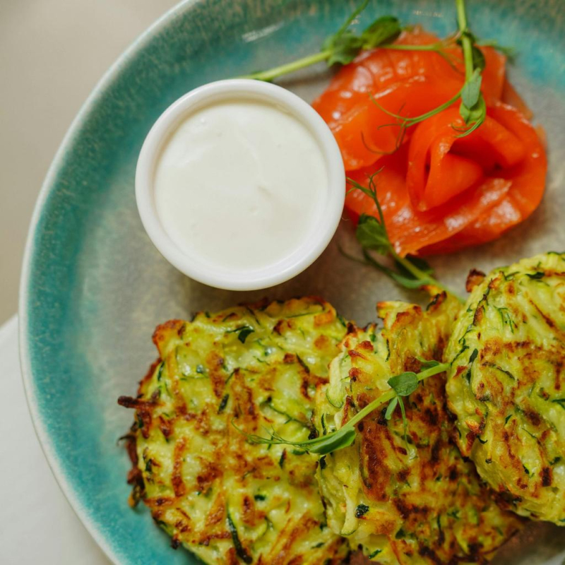 Süßkartoffel-Zucchini-Puffer mit Kräuterquark