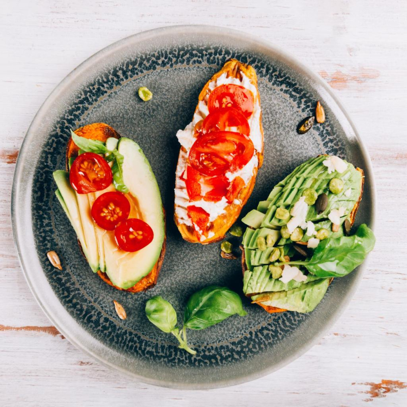 Süßkartoffel-Toast mit Frischkäse und Avocado