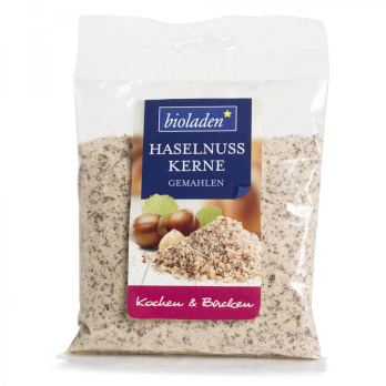 b*Haselnusskerne natur gemahlen