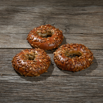 Laugen-Ring mit Kürbiskernen