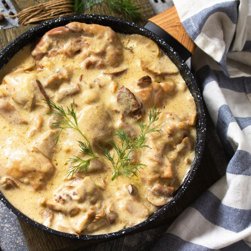 Hähnchen mit Champignons in Weißwein-Sahne-Sauce