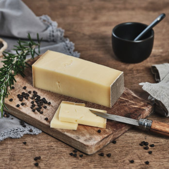 Hartkäse jung mit Pfefferrinde